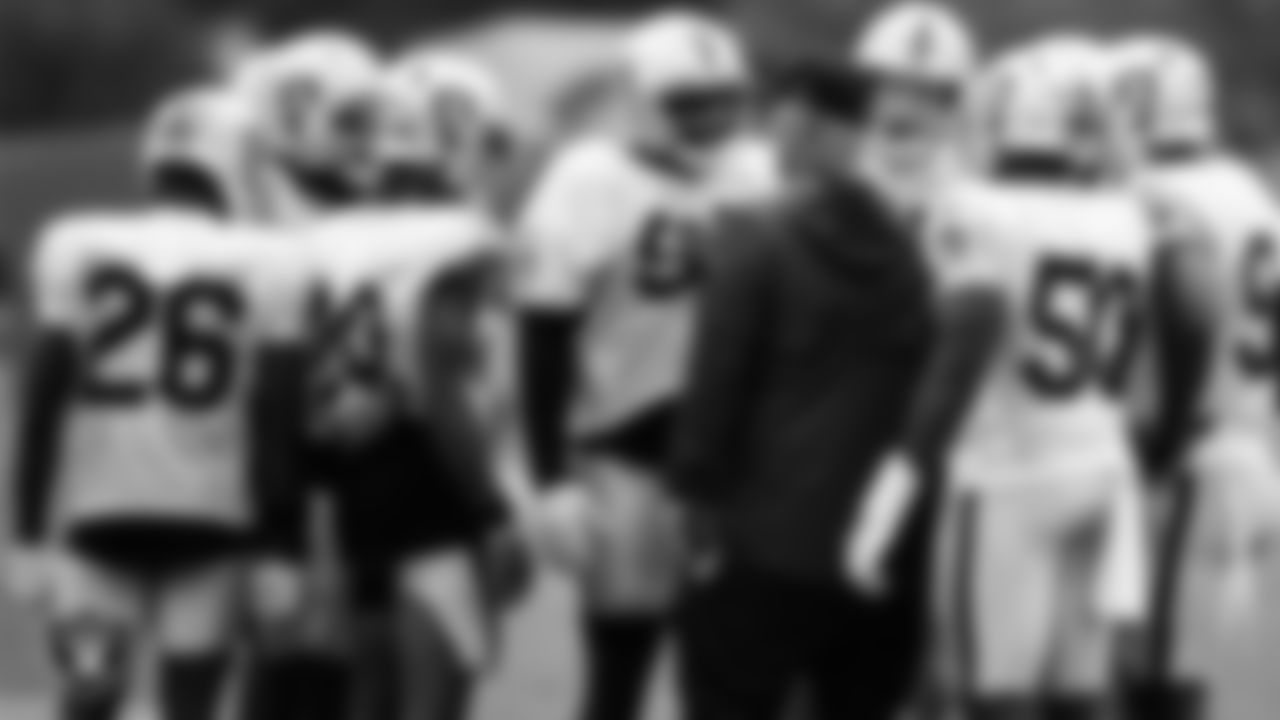 Las Vegas Raiders defensive coordinator Gus Bradley huddles with the defense on the field for a joint practice with the Los Angeles Rams at 2021 Training Camp.