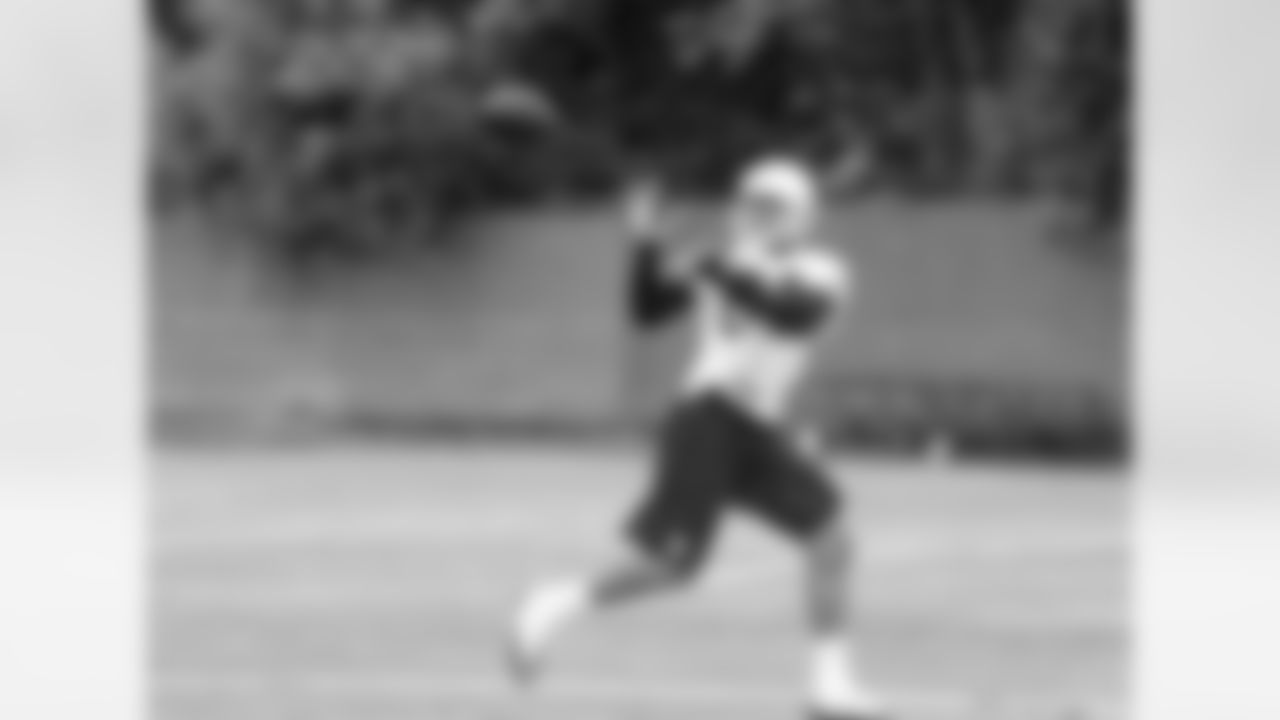 WR Juron Criner makes the catch in stride.