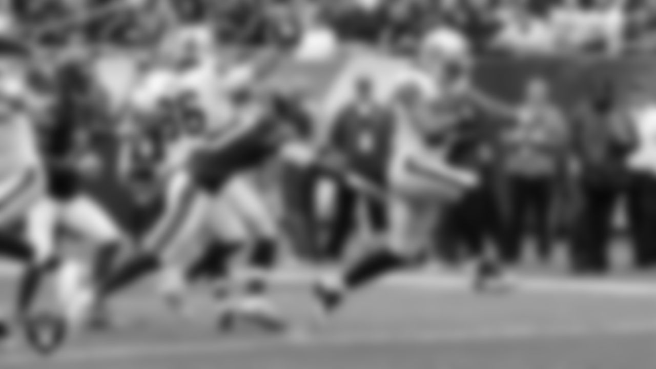 Oakland Raiders running back Roy Help (26) makes a 4-yard touchdown catch during the regular season away game against the Chicago Bears at Soldier Field, Sunday, October 4, 2021, in Chicago, Ill.