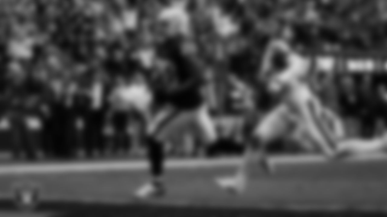 Las Vegas Raiders running back Josh Jacobs (28) rushes for a 15-yard touchdown during the regular season home game against the Houston Texans at Allegiant Stadium.