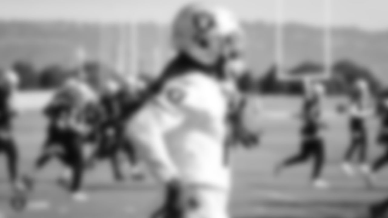 Raiders wide receiver/return specialist Dwayne Harris (17) warms up during practice.