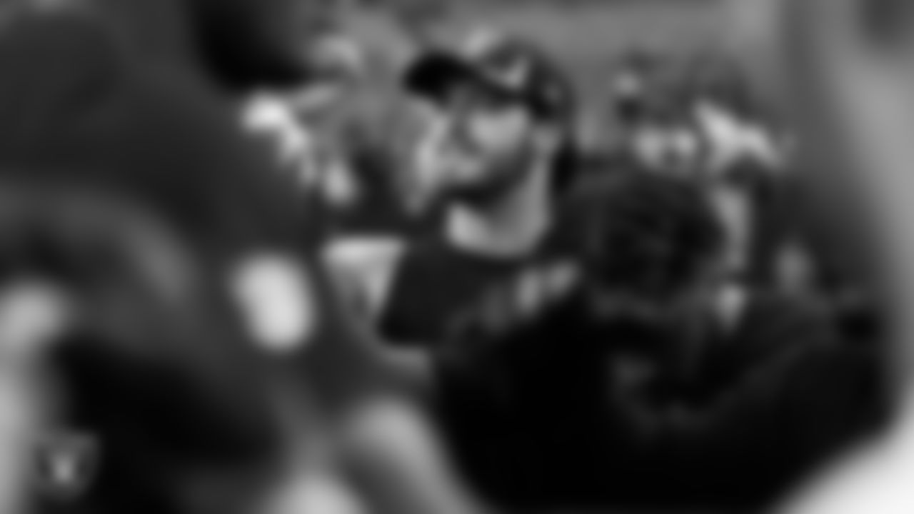 Las Vegas Raiders quarterback Derek Carr (4) in a huddle before the regular season home game against the Cincinnati Bengals.