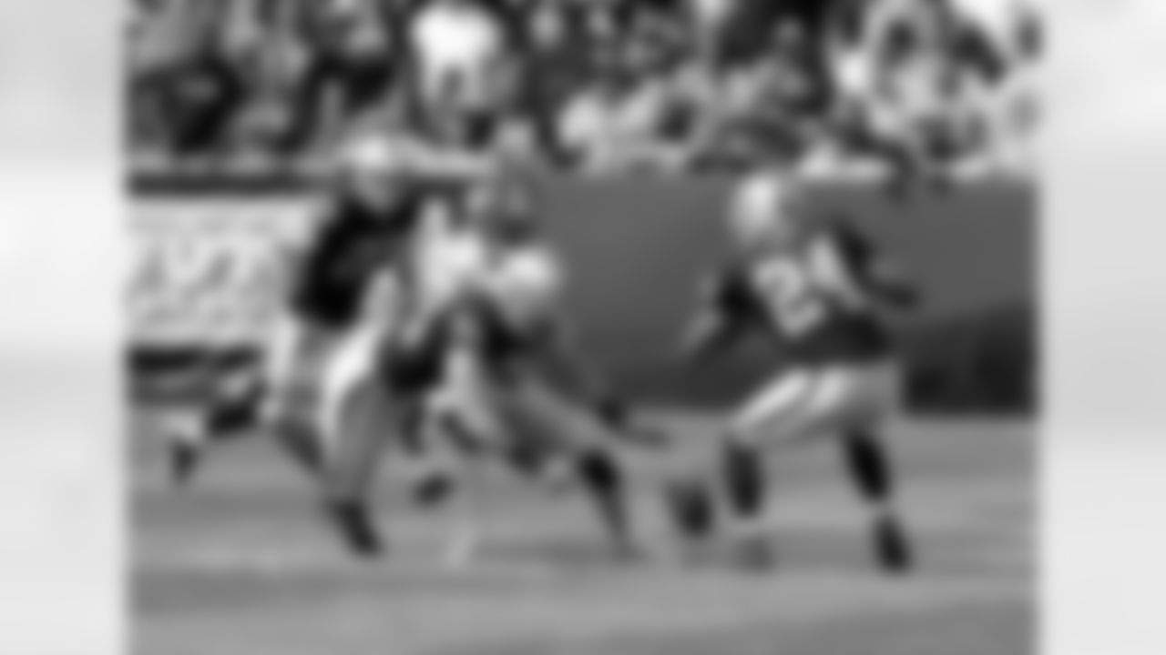 LB Miles Burris dives towards the loose ball.