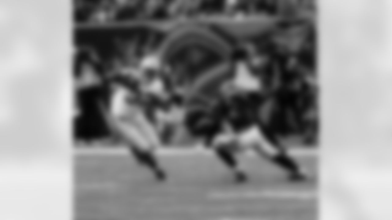 RB Jeremy Stewart makes a move on the Bengals defender.