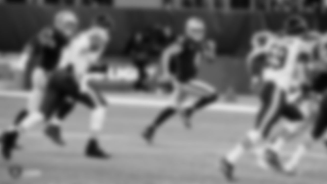 Raiders quarterback Derek Carr (4) looks for a receiver during the game against the Chicago Bears at Tottenham Hotspur Stadium.