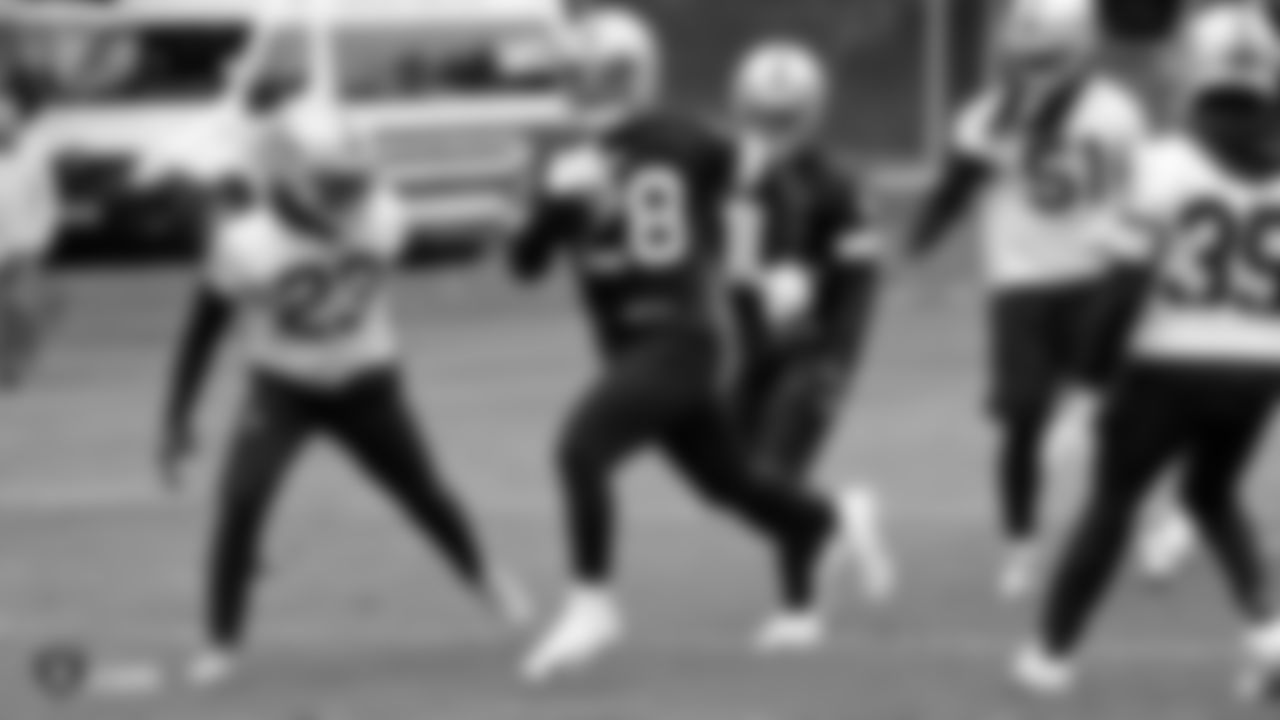 Raiders running back Josh Jacobs (28) rushes on the field during practice.