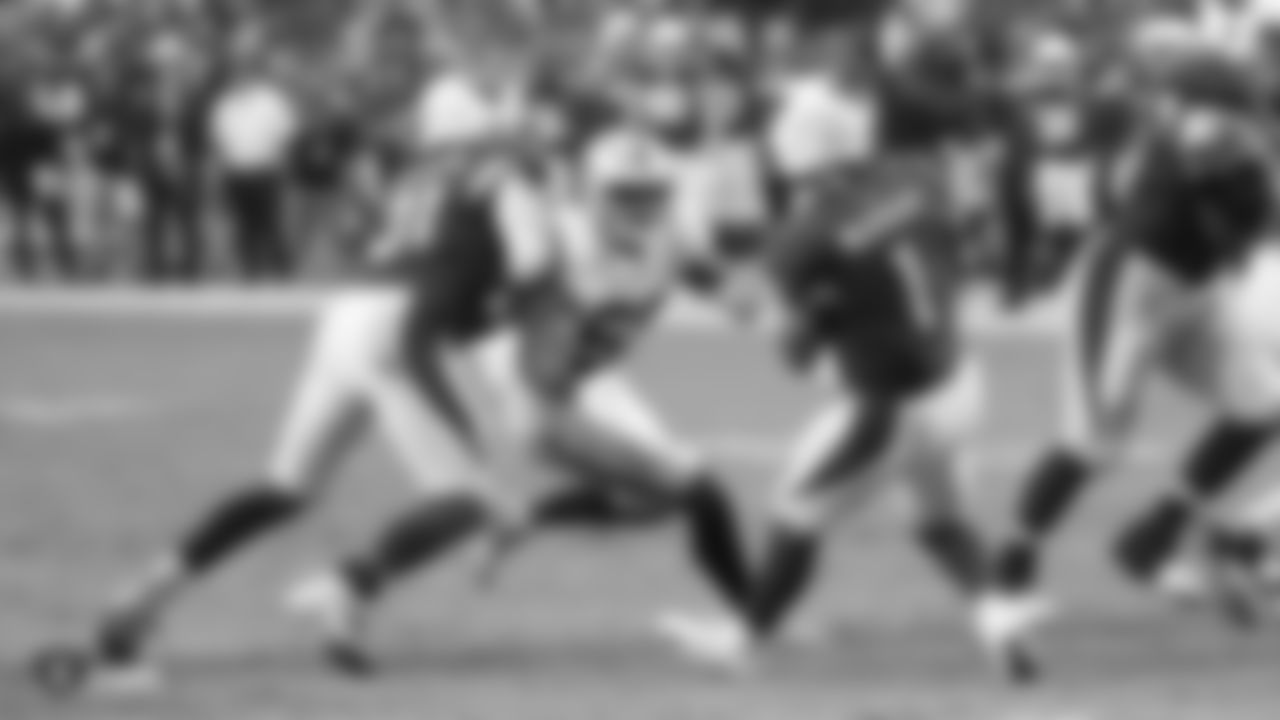 Raiders linebacker Tahir Whitehead (59) looks to make a tackle during the Raiders preseason game against the Arizona Cardinals.