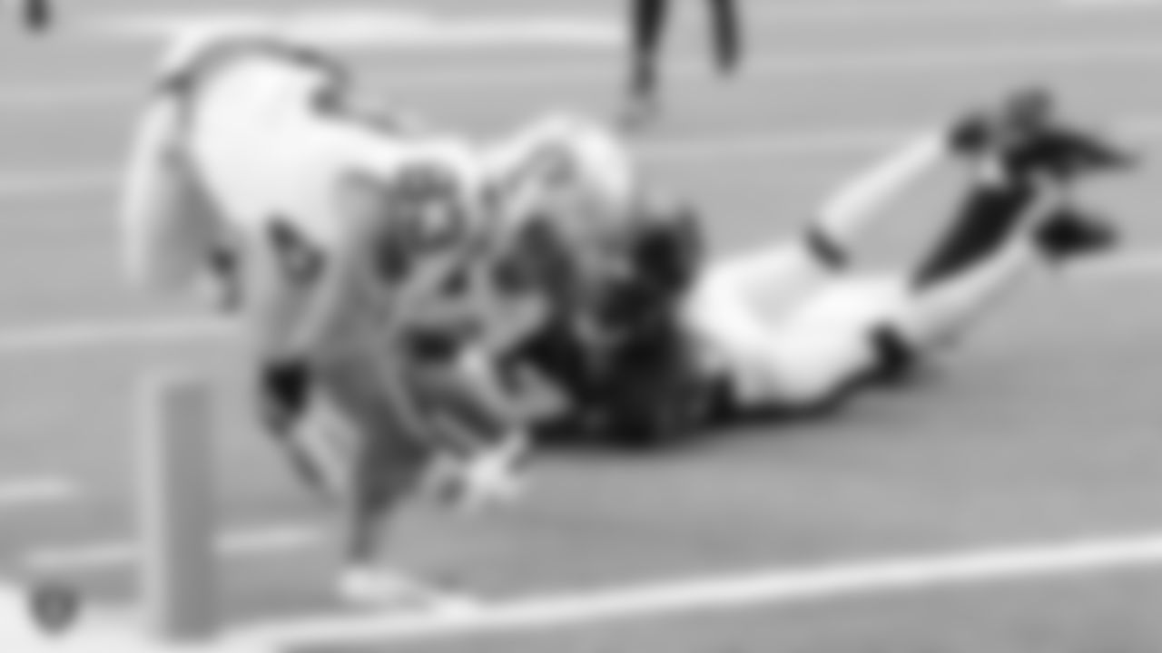 Raiders tight end Darren Waller (83) dives for a touchdown during the regular season game against the Houston Texans.