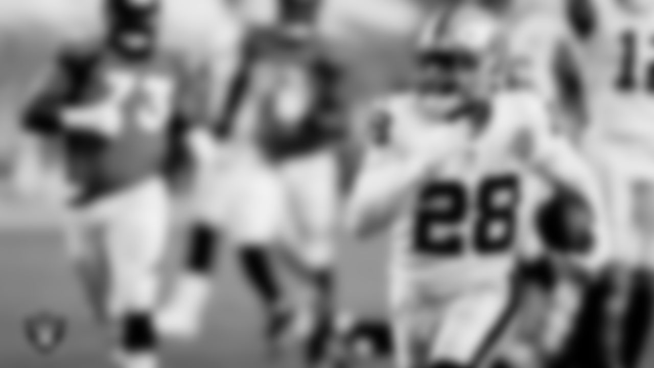 Las Vegas Raiders running back Josh Jacobs (28) rushes for a 28-yard touchdown during the regular season game against the Denver Broncos at Empower Field at Mile High.