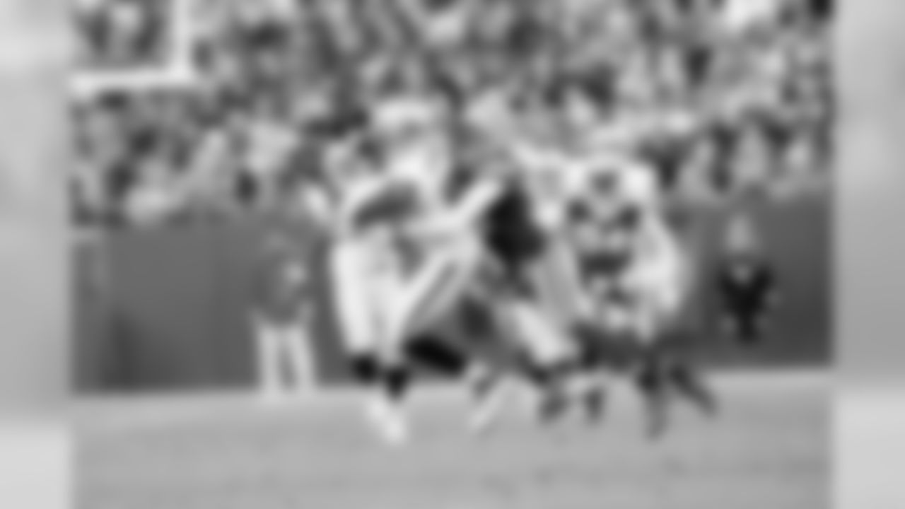 WR Darrius Heyward-Bey makes a catch in tight coverage.