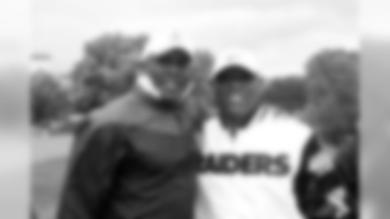 Tim Brown and Cliff Branch pose for photo.