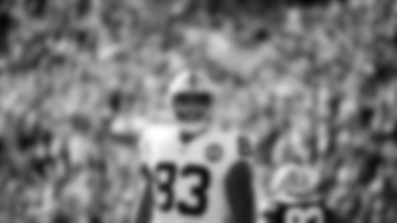 Raiders tight end Darren Waller (83) celebrates after making a catch for a 7-yard touchdown during the regular season game against the Green Bay Packers.