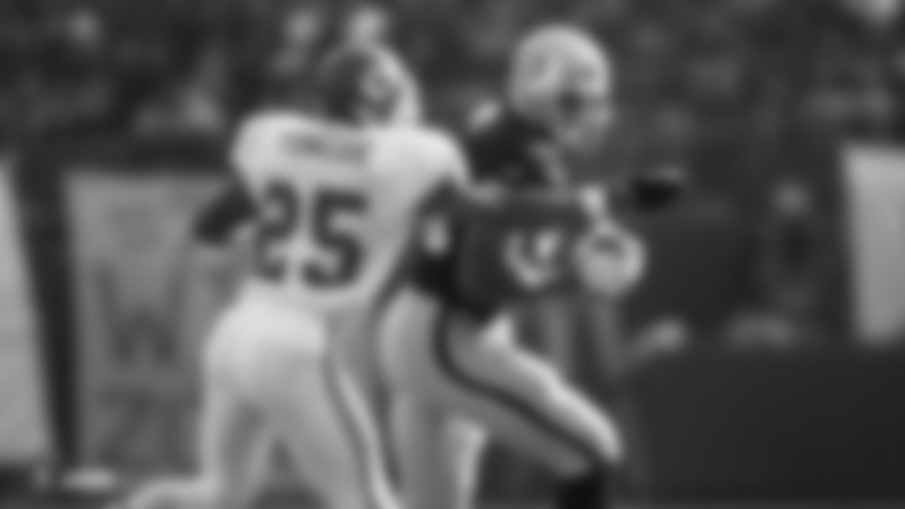 19. TE Rickey Dudley (1996-2000)
Total Receiving Yards: 2,627 yards