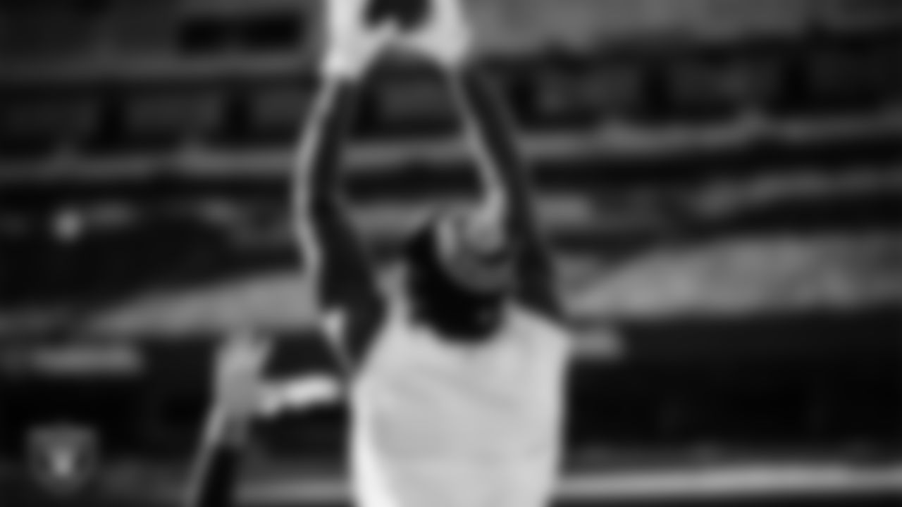 Las Vegas Raiders tight end Darren Waller (83) warming up before the regular season away game against the New York Jets.