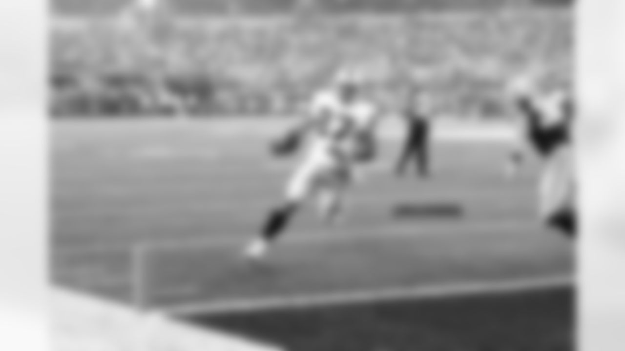 RB Rashad Jennings beats the safety to the end zone.