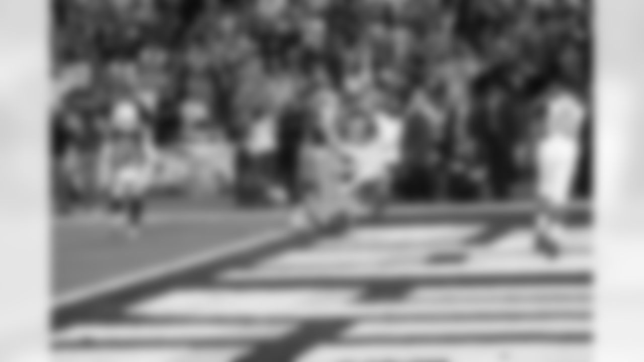 WR Denarius Moore falls into the end zone for his second touchdown of the game.