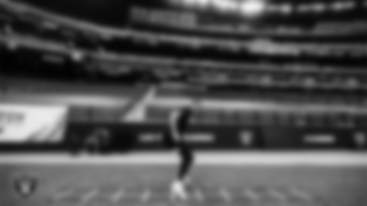 Las Vegas Raiders tight end Derek Carrier (85) warming up before the regular season home game against the Tampa Bay Buccaneers.
