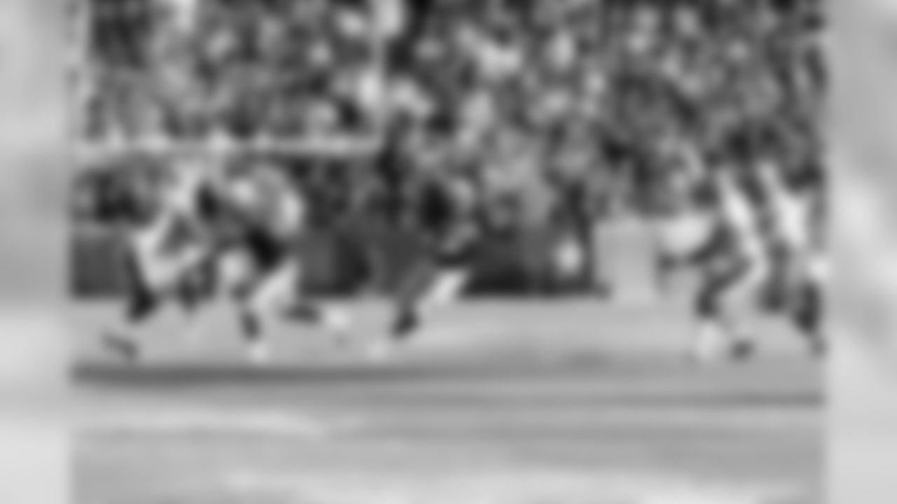 RB Michael Bush cuts back up the middle.