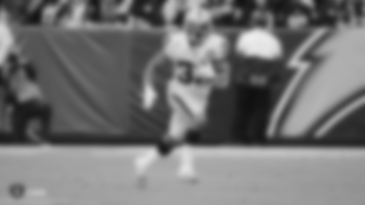 Raiders running back DeAndré Washington (33) during the regular season game against the Los Angeles Chargers at ROKiT Field at Dignity Health Sports Park.