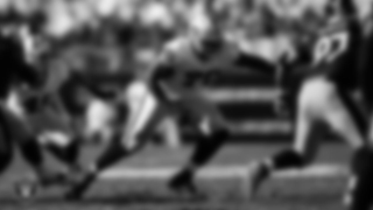 Las Vegas Raiders guard John Simpson (76) blocks during the regular season away game against the Pittsburgh Steelers.