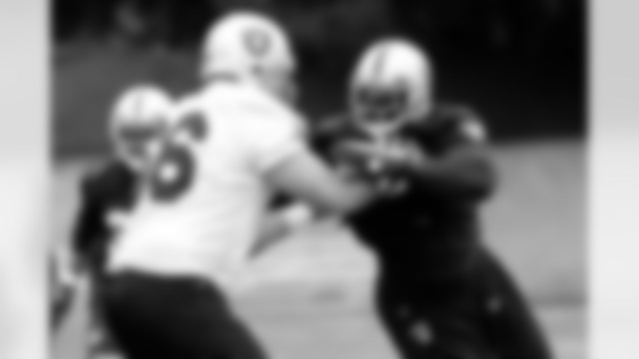 LB Rolando McClain attempts to get through the block. Photo By Tony Gonzales.