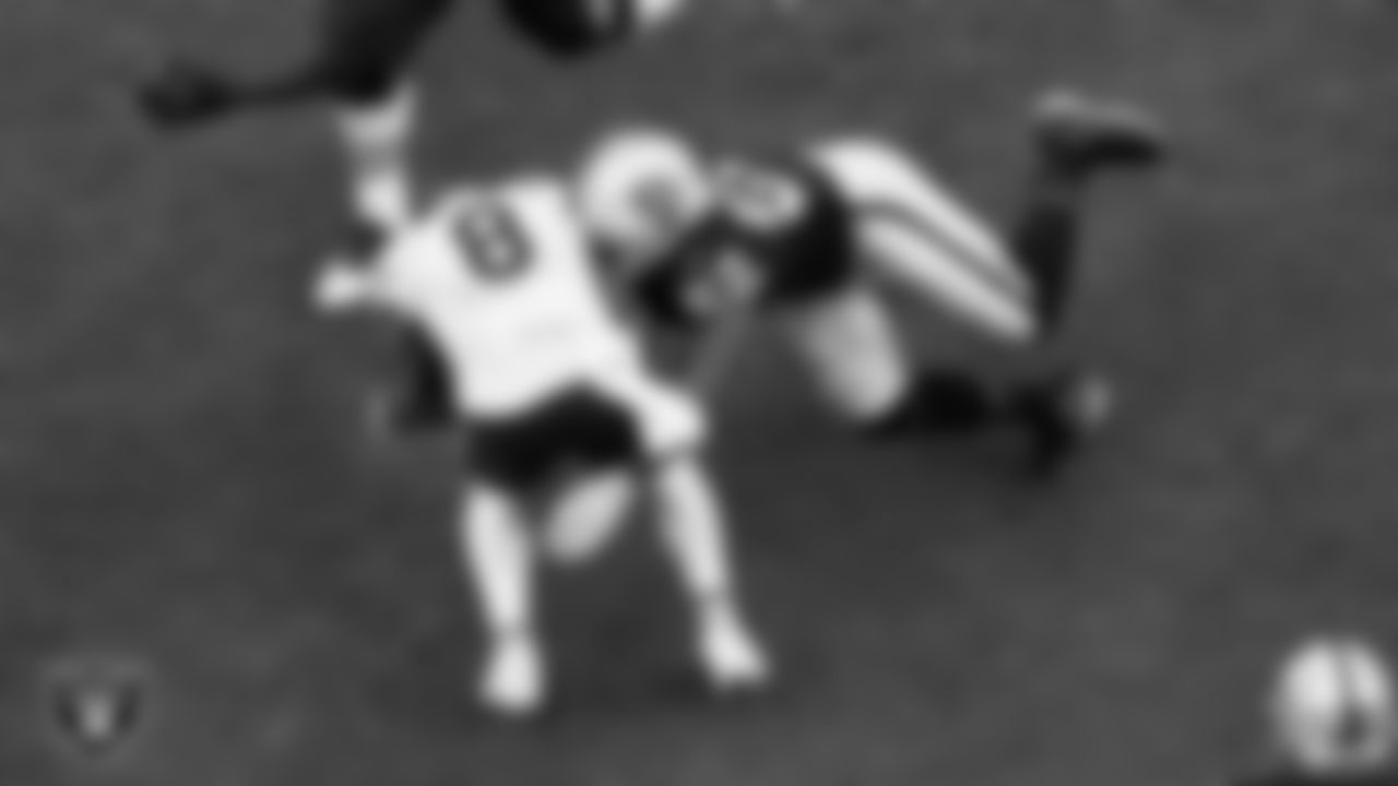 Las Vegas Raiders linebacker Denzel Perryman (52) makes a tackle during the regular season home game against the Chicago Bears.