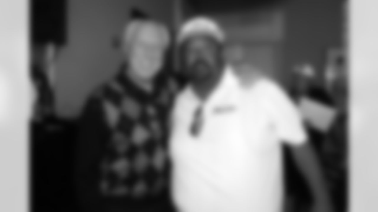 Hall of Famer Fred Biletnikoff with a golfer from Jackson Rancheria