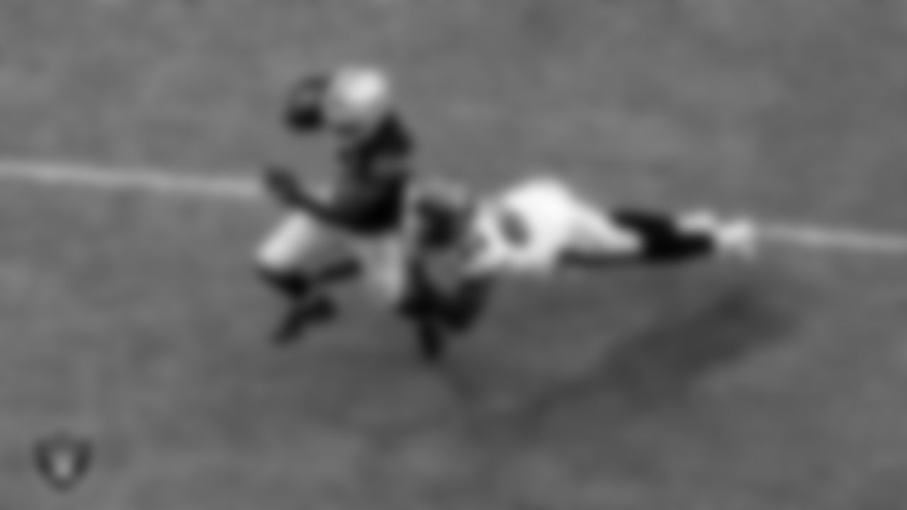 Las Vegas Raiders running back Josh Jacobs (28) rushes during the regular season home game against the Tampa Bay Buccaneers.