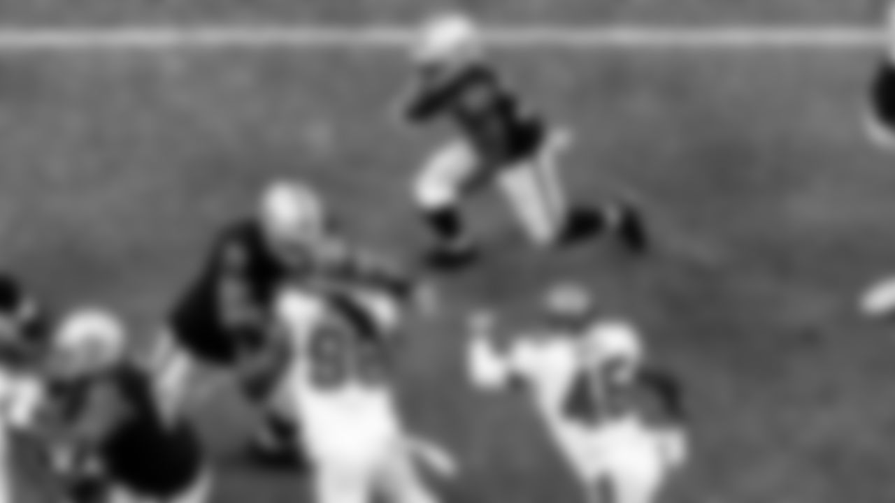 Las Vegas Raiders tackle Denzelle Good (71) blocks as running back Jalen Richard (30) rushes during the regular season home game against the Tampa Bay Buccaneers.