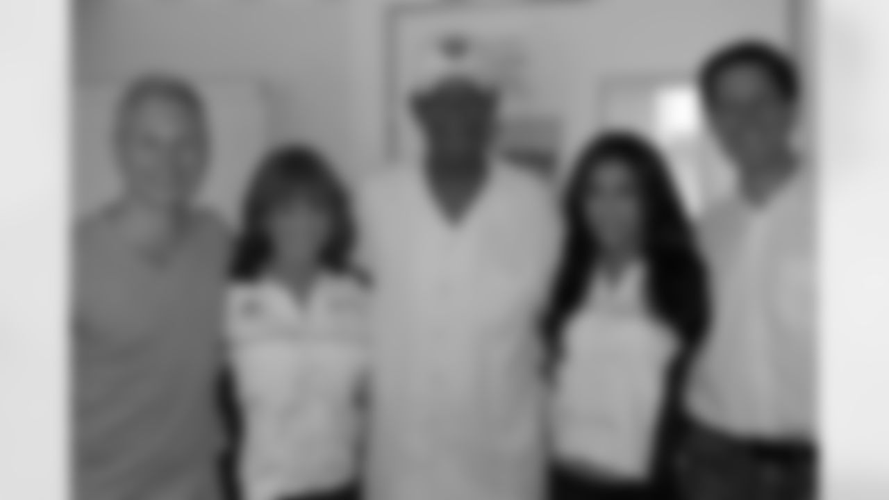 Raiderettes Angel and Natalie, and Hall of Famer Willie Brown pose for a photo with Thomas Pfilzer and Andreas Harrasser from Antenne Tirol radio.