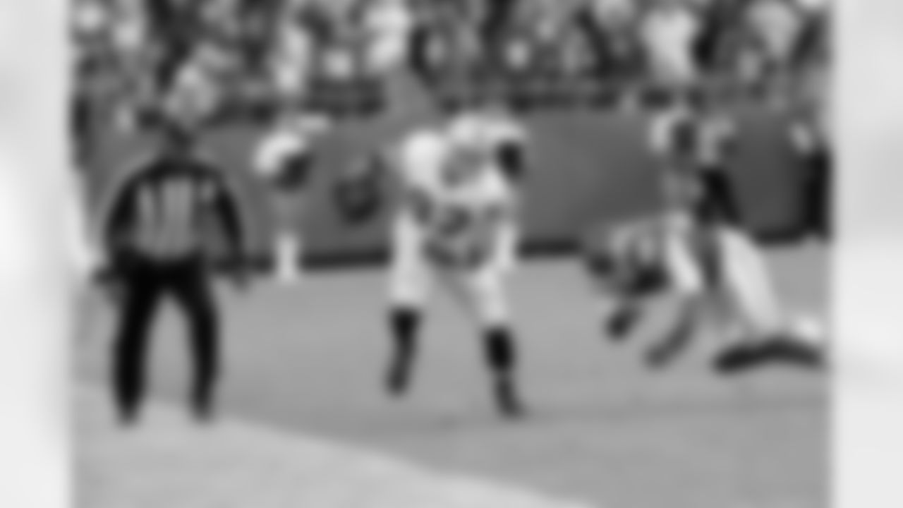 TE Brandon Myers runs along the sideline.