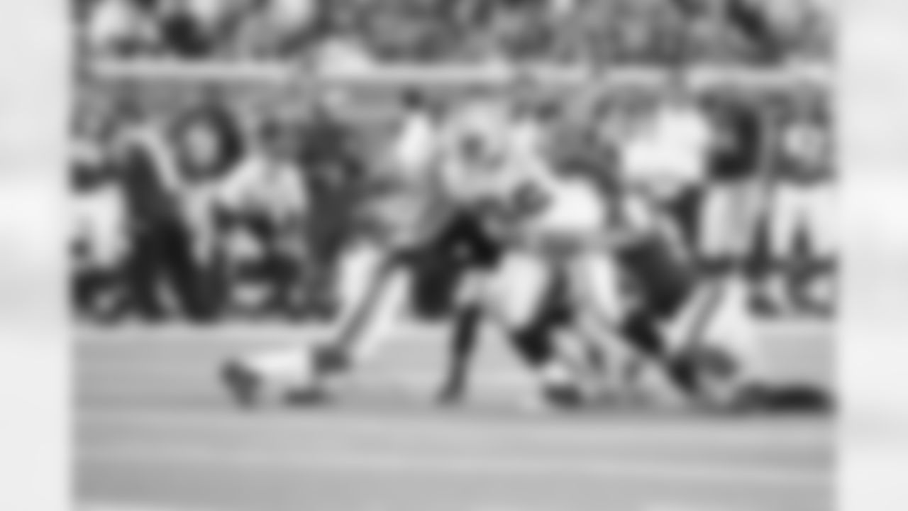 G Gabe Jackson sheds some Minnesota Vikings defenders.