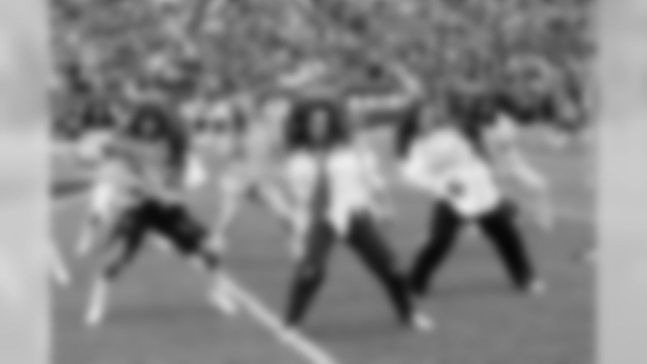 The Raiderettes perform to "Thriller."