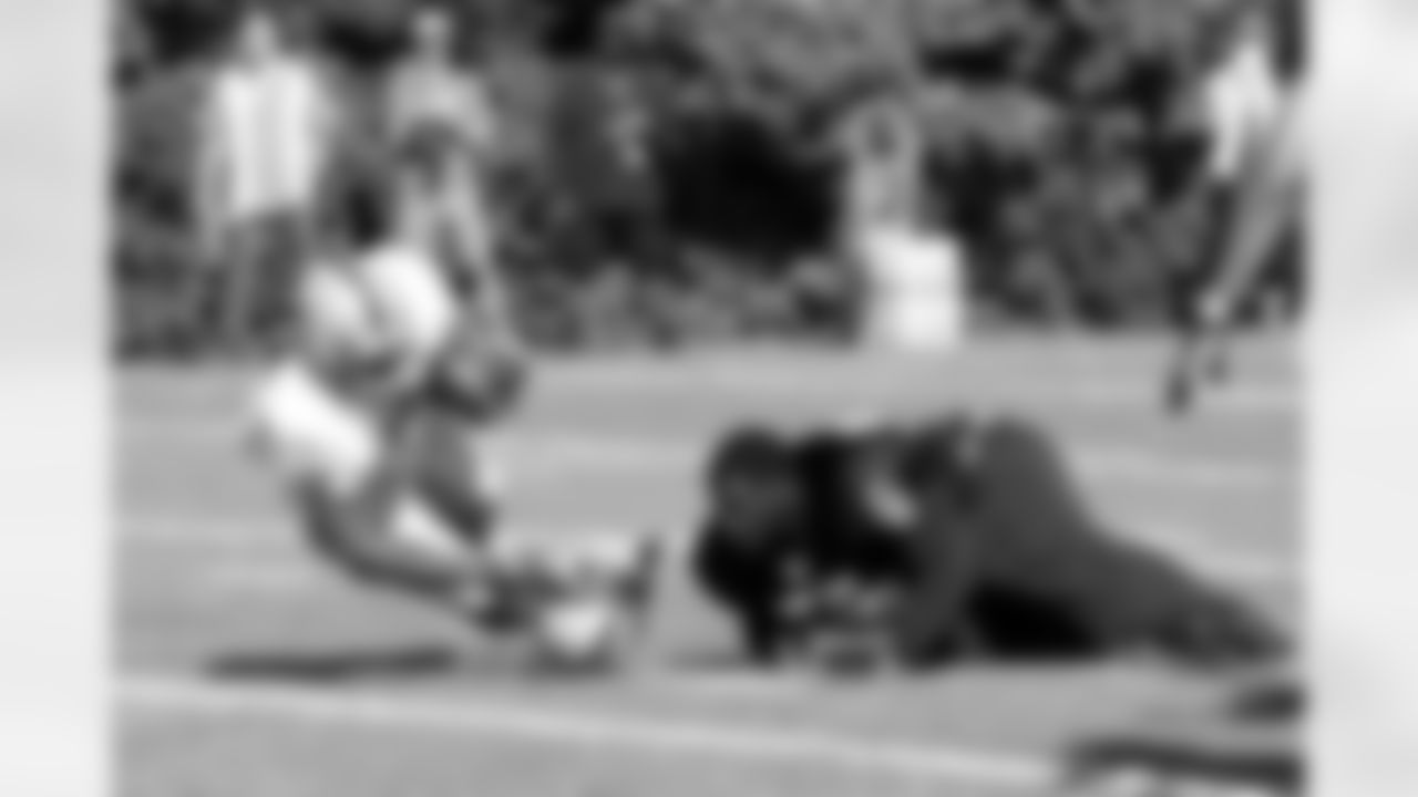 LB Rolando McClain's helmet comes off when tackling the WR.
