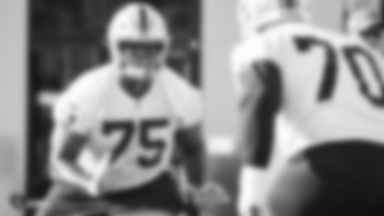 Raiders tackle Brandon Parker (75) goes through offensive drills during practice.