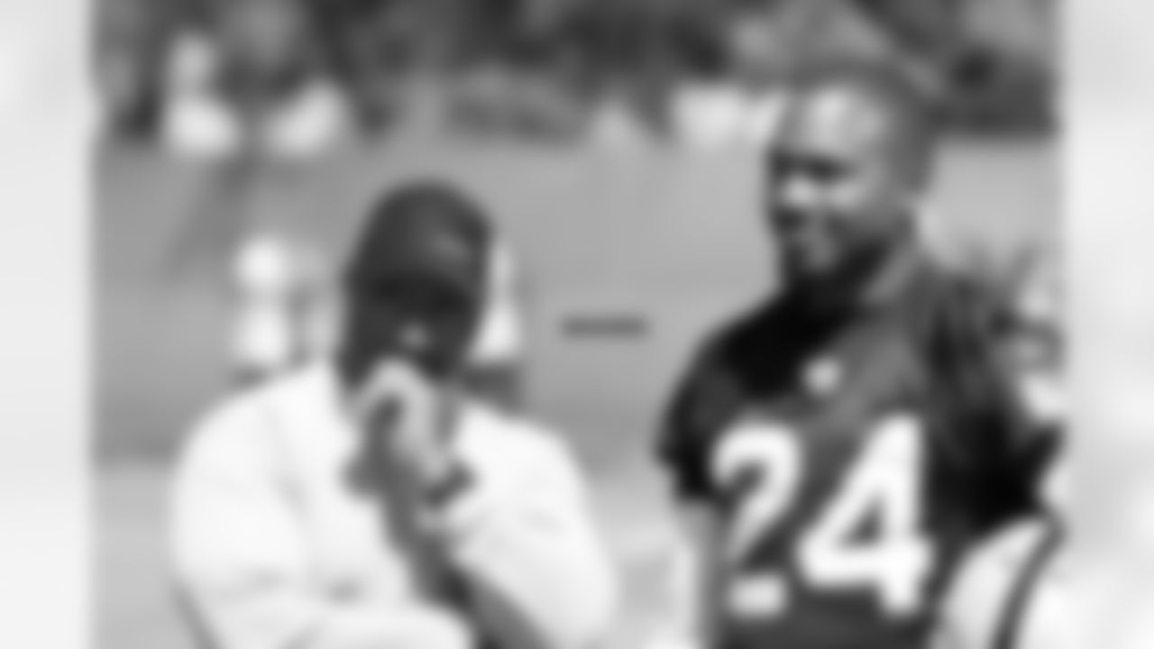 FS Charles Woodson and former Raiders RB Napoleon Kaufman observe the team.
