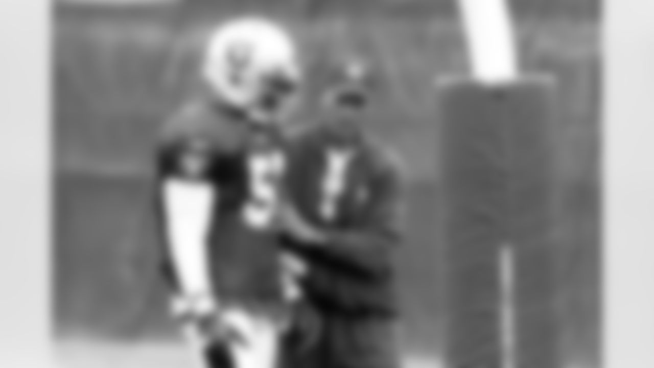 Raider Hall of Fame DB Willie Brown talks to LB Thomas Howard. Photo By Tony Gonzales