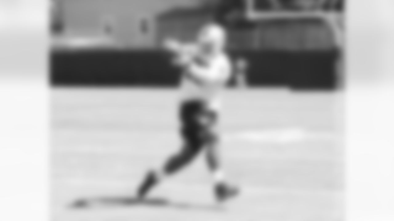 TE David Ausberry makes a catch