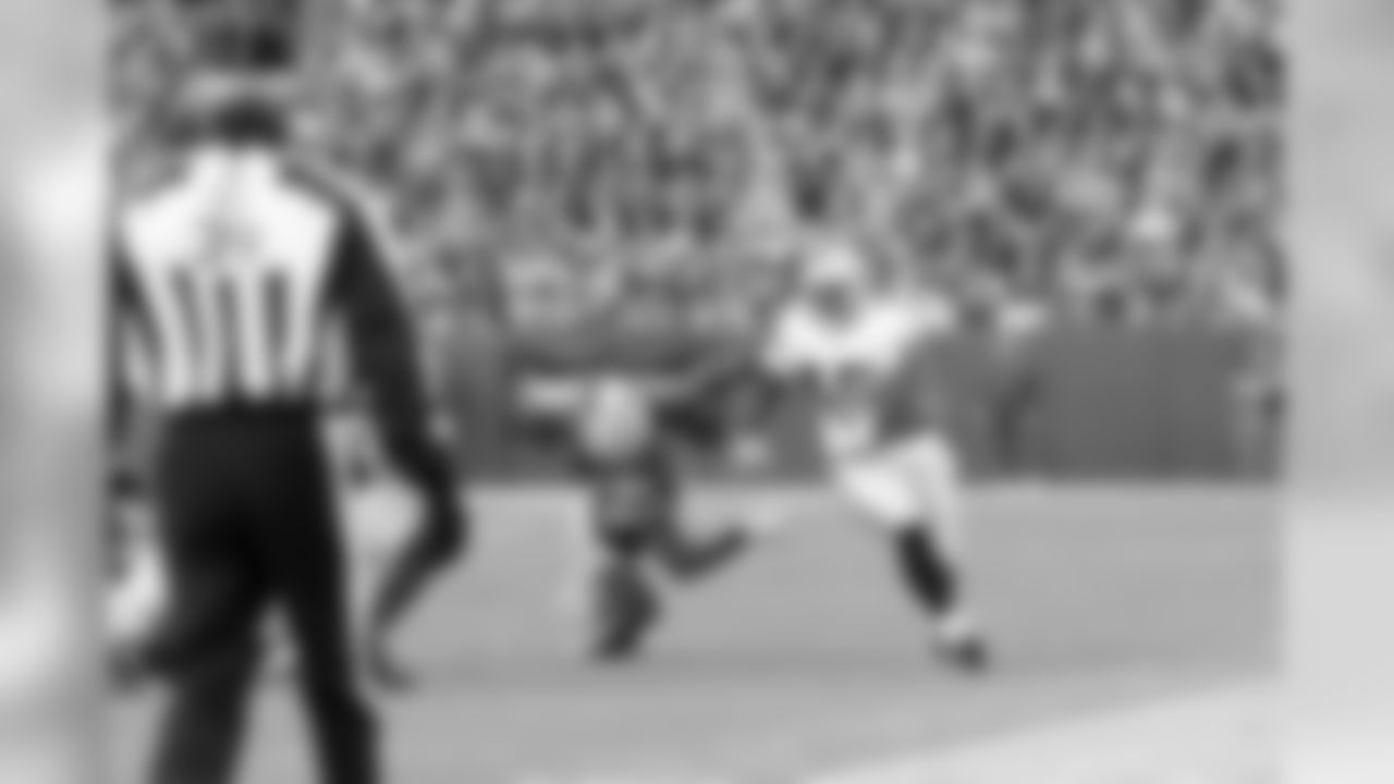 FB Marcel Reece turns the corner around the outside.
