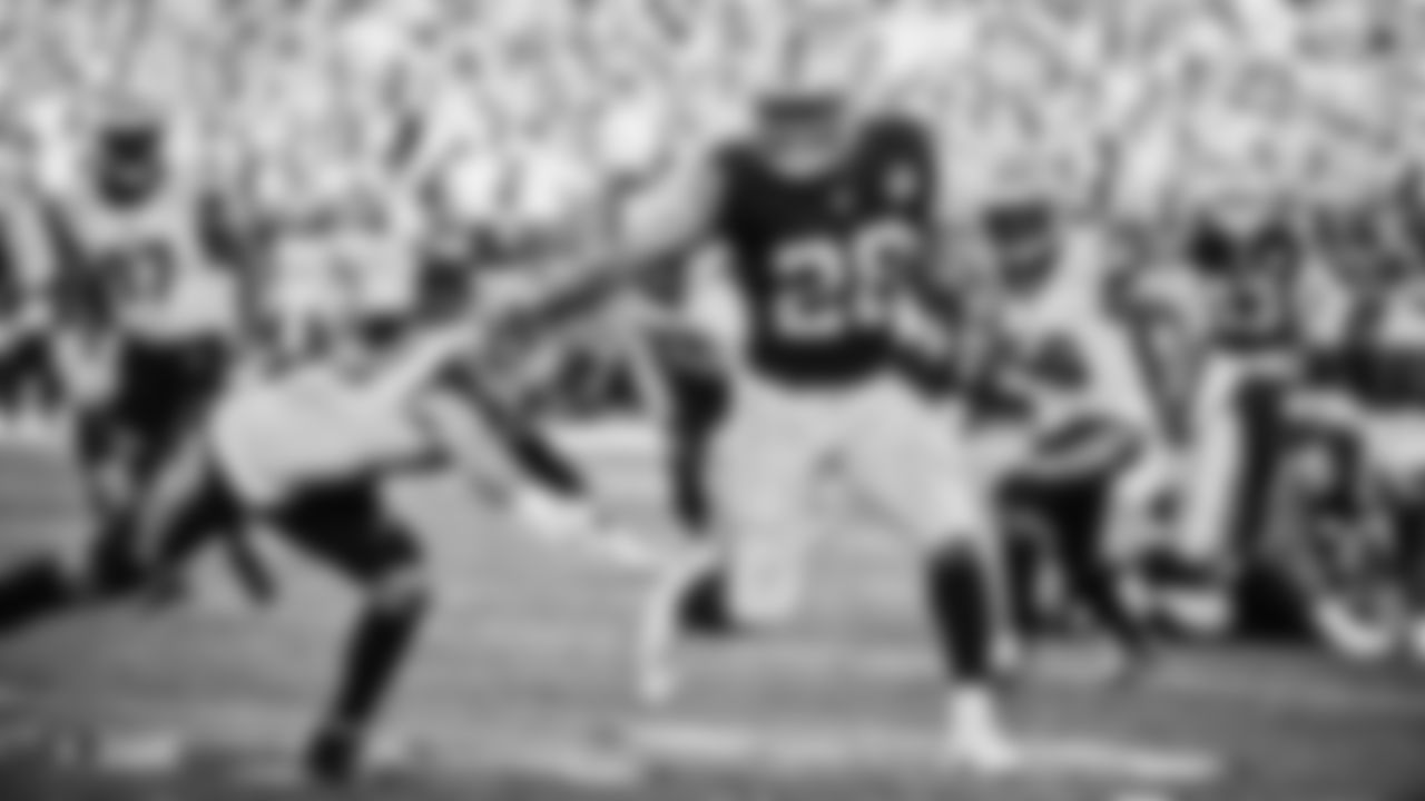 Raiders running back Josh Jacobs (28) rushes during the regular season game against the Cincinnati Bengals.