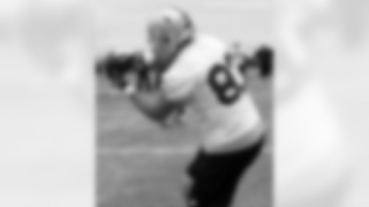 TE Brandon Myers makes the catch.
