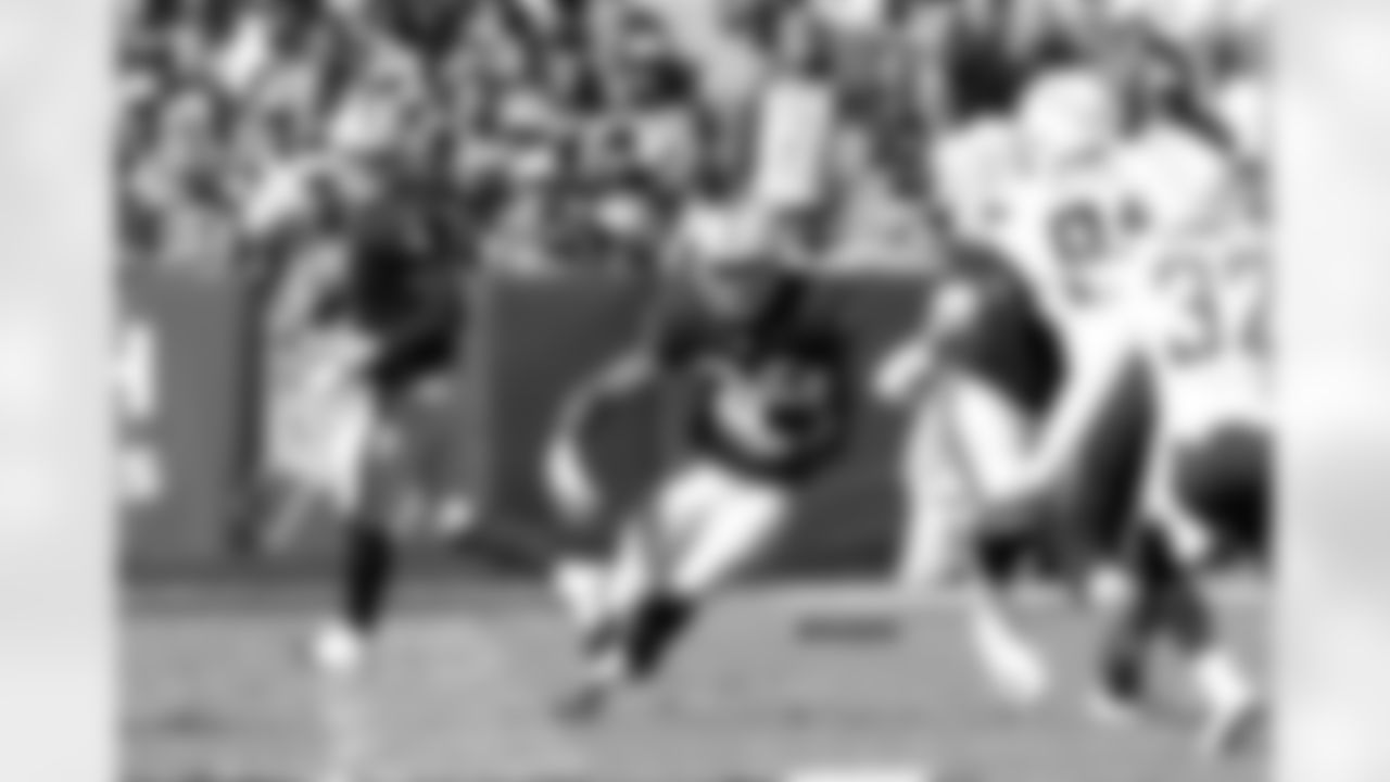 RB Darren McFadden takes the handoff from QB Derek Carr.