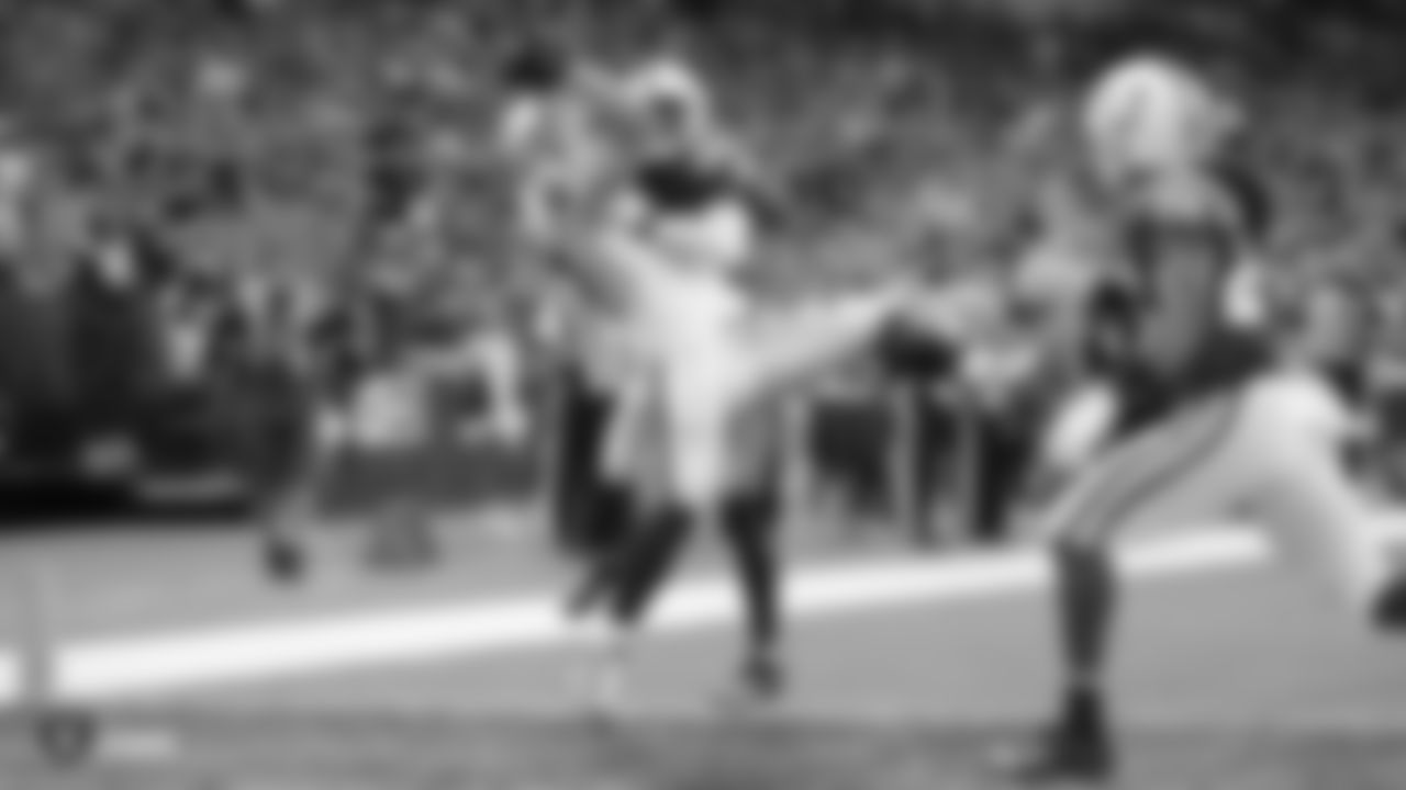 Raiders tight end Foster Moreau (87) makes a 18-yard touchdown reception during the Raiders regular season game against the Indianapolis Colts.
