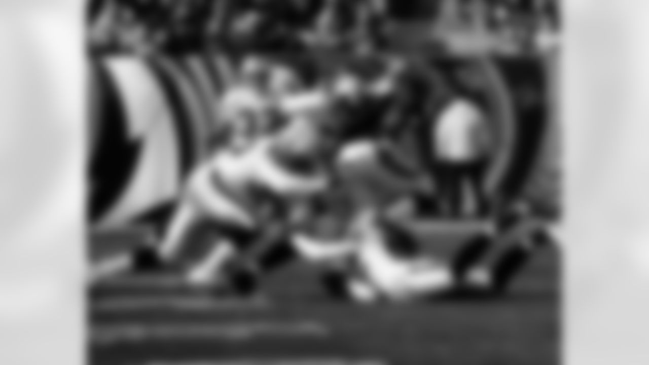 LB Philip Wheeler, LB Rolando McClain and DE Lamarr Houston get after the ball carrier.