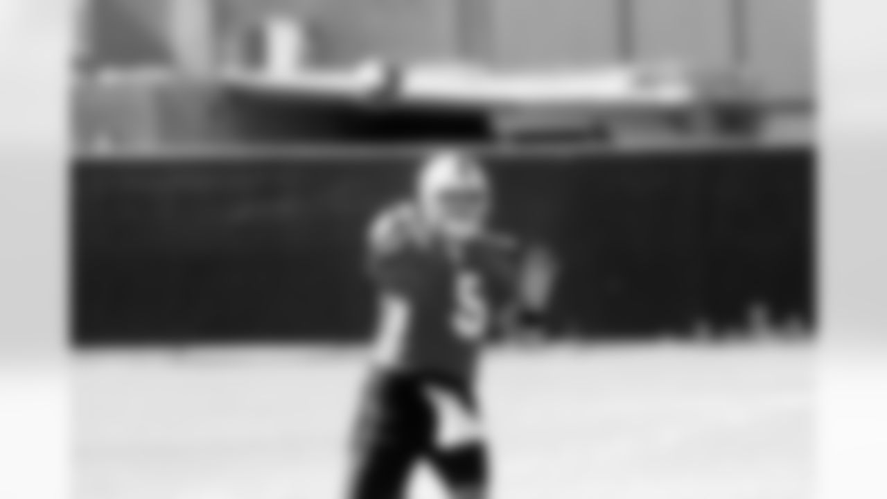 QB Bruce Gradkowski fires a pass. Photo by Tony Gonzales.
