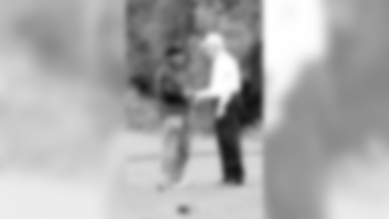 Fred Biletnikoff shakes hands with a tournament participant.