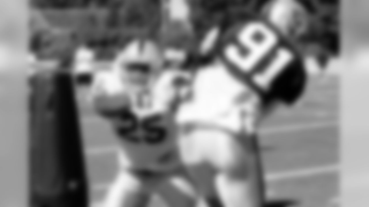 LB/DE Trevor Scott matches up against RB Rock Cartwright. Photo by Tony Gonzales.