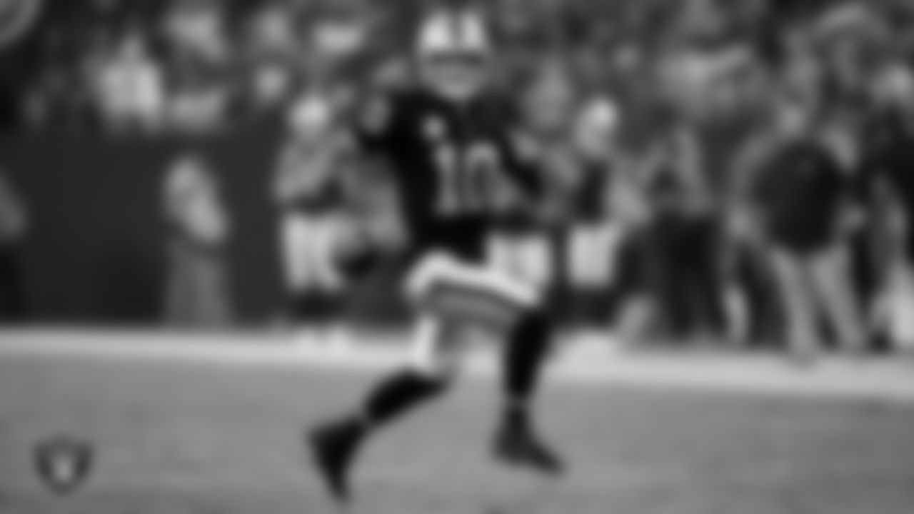 Las Vegas Raiders quarterback Jimmy Garoppolo (10) during the regular season home game against the Pittsburgh Steelers at Allegiant Stadium.