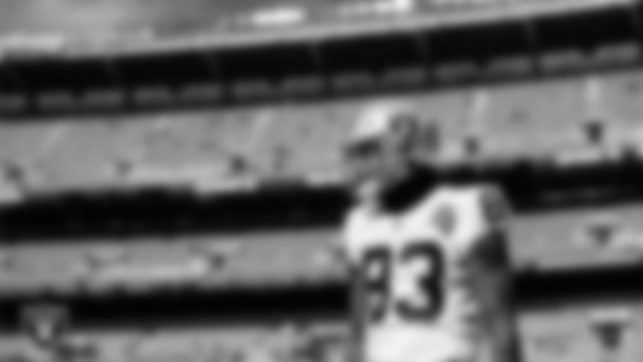 Las Vegas Raiders tight end Darren Waller (83) warming up before the regular season away game against the Cleveland Browns.