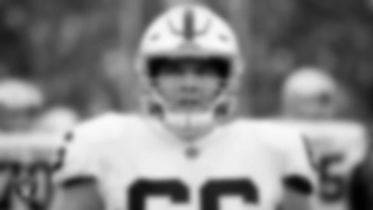 Las Vegas Raiders center Nick Martin (66) warming up before the postseason away game against the Cincinnati Bengals.
